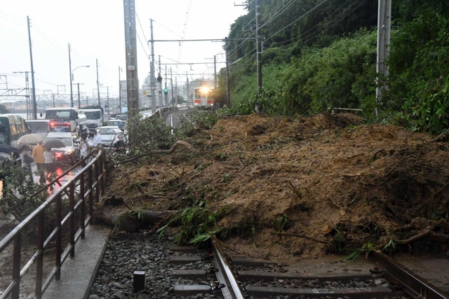 土砂で埋まった山陽電鉄の線路＝６日午後５時５２分、神戸市垂水区塩屋町１（撮影・中西大二）