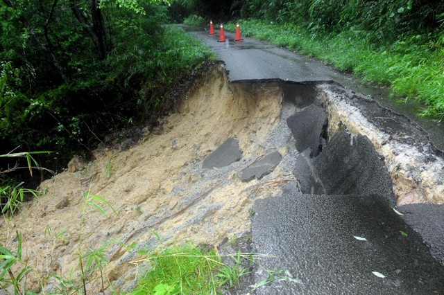大雨で陥没した道路＝６日午前９時２７分、三田市香下（撮影・門田晋一）