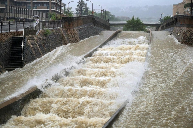 連日の大雨で増水した住吉川。濁流が河川敷の「清流の道」も飲み込んだ＝６日午前１１時６分、神戸市東灘区住吉東町５（撮影・吉田敦史）