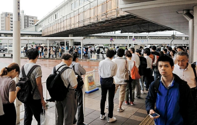 ＪＲ神戸線西明石－姫路間が運休し、バス乗り場には通勤客の長い列ができた＝６日午前７時４７分、ＪＲ西明石駅（撮影・小西隆久）