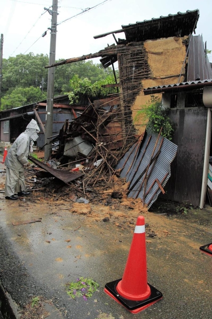 大雨の中、三田市では民家の蔵が倒壊した＝５日午後、三田市東本庄