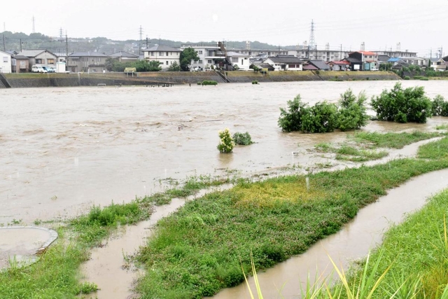 増水した美囊川＝三木市末広