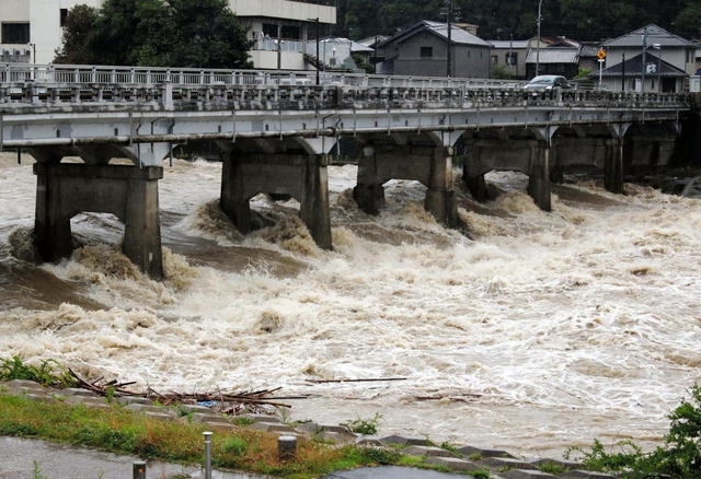 城山橋周辺で激しく水しぶきを上げる美嚢川＝５日午後１時５６分、三木市末広１