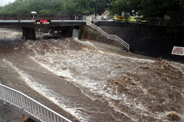大雨の影響で激しい濁流となった都賀川＝５日午前１１時１８分、神戸市灘区（撮影・大森　武）