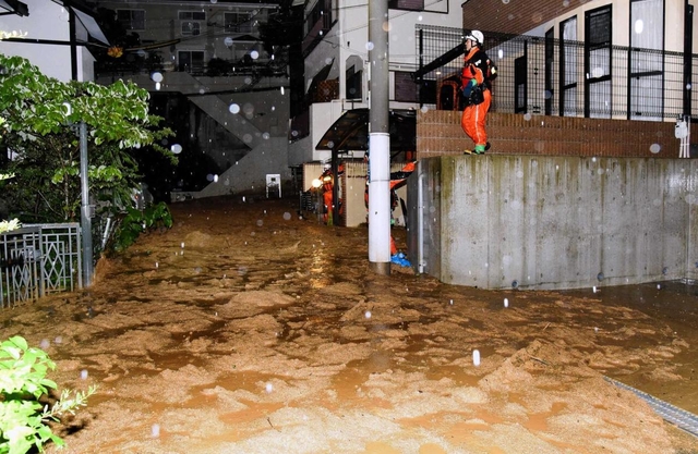 土砂が流入した深夜の住宅街で、消防隊員が住民の安全を確認して回った＝７月７日午前０時５分、神戸市灘区篠原台