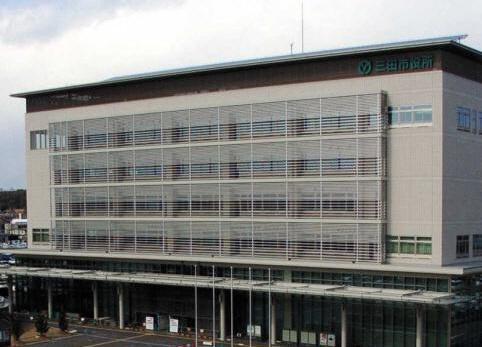 三田市役所＝三田市三輪２