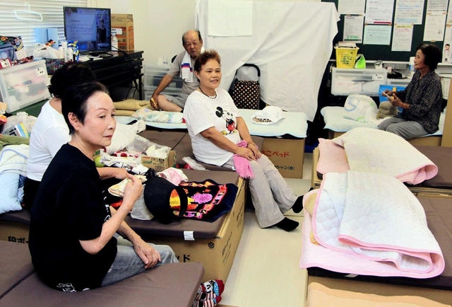 限られた物資で避難所で生活する被災者＝６日午後、広島県坂町小屋浦１