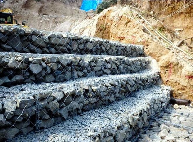 土石流発生現場で土のうなどを積んで応急対策を完了し、避難指示が解除された＝神戸市灘区篠原台（神戸市提供）
