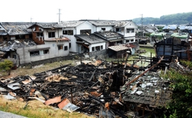 西日本豪雨で川境のアルミ工場が爆発し、爆風で屋根瓦が軒並み落ちた住宅＝１１日午後２時５０分、岡山県総社市下原