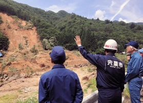 被災地を視察する井戸知事ら＝宍粟市内（兵庫県提供）
