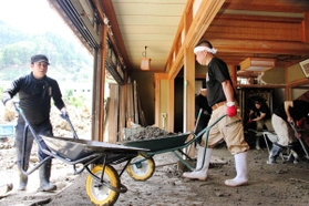 屋内の土砂を屋外に運び出すボランティアたち＝１０日午後１時２１分、宍粟市一宮町河原田（撮影・井上太郎）