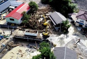 流木が川をせき止めたため、重機を使って進む撤去作業＝９日午後４時３１分、宍粟市一宮町河原田