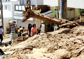 強い日差しの下、土砂や流木の撤去に追われる住民ら＝９日午前１０時４７分、神戸市灘区篠原台（撮影・大森　武）