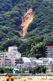 西日本豪雨で土砂崩れが起きた六甲山系の斜面＝神戸市須磨区西須磨（撮影・大山伸一郎）