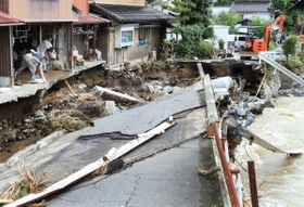 川の氾濫で破壊された道路。辛うじて残った民家でも、住民らが片付けに追われた＝８日午後２時４８分、宍粟市一宮町河原田（撮影・小林良多）