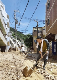 道路に積もった土砂やがれきをスコップでかき出す住民ら＝９日午前１０時３８分、神戸市灘区篠原台（撮影・大森　武）