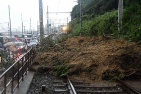 土砂で埋まった山陽電鉄の線路＝６日午後５時５２分、神戸市垂水区塩屋町１（撮影・中西大二）
