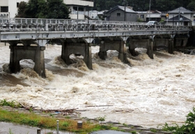 城山橋周辺で激しく水しぶきを上げる美嚢川＝５日午後１時５６分、三木市末広１