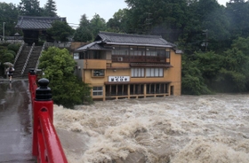大雨で水量が増し、激流となって流れる猪名川＝５日午後１時１７分、川西市多田院（撮影・風斗雅博）