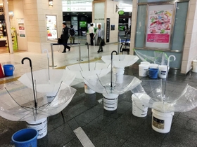 雨漏り対策で広げられた傘＝５日午後、ＪＲ新神戸駅