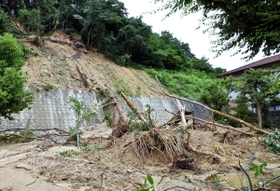 大雨で斜面が崩落し、土砂と倒木で埋まった公園＝８日午後、神戸市北区山田町小部（撮影・後藤亮平）