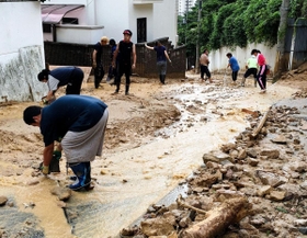 土砂の後片付け作業に追われる住民ら＝８日午前１０時４２分、神戸市灘区篠原台（撮影・後藤亮平）