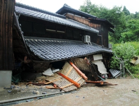 裏山が崩れ、１階部分に流入した土砂で激しく損壊した民家。住人４人はいずれも無事で、近隣住民とともに避難した＝７日午後０時２７分、三木市志染町三津田（撮影・井川朋宏）