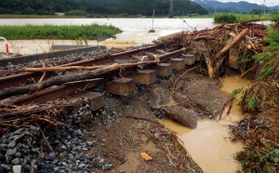 大雨で被災したＪＲ福知山線の線路＝７日午前１１時２１分、丹波市市島町（撮影・大田将之）