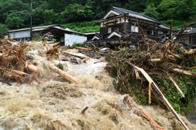 大雨で川が氾濫し、床上浸水の被害に遭った民家＝７日午後２時２分、宍粟市一宮町河原田（撮影・谷川直生）