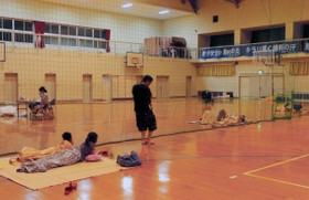 学校の体育館に避難してきた住民たち＝７日午前１時５９分、豊岡市中陰、豊岡北中学校