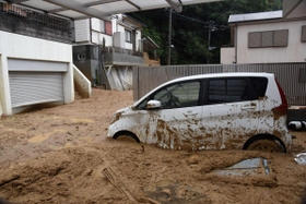 流失した土砂で埋まった道路＝７日午前８時４５分、神戸市灘区篠原台（撮影・中西大二）