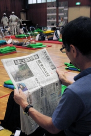 避難所となった小部東小の体育館で過ごす住民たち＝７日午前、神戸市北区鈴蘭台北町７
