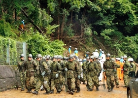 集落に通じる県道を寸断した土砂崩れ現場に集まった自衛隊員ら＝宍粟市一宮町公文