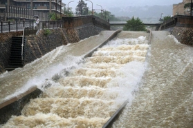連日の大雨で増水した住吉川。濁流が河川敷の「清流の道」も飲み込んだ＝６日午前１１時６分、神戸市東灘区住吉東町５（撮影・吉田敦史）
