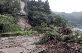 道路をふさいだ倒木と土砂＝７日午前、宍粟市波賀町斉木