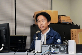 会見する神戸地方気象台の担当者＝７日午前０時７分、神戸市中央区の神戸防災合同庁舎