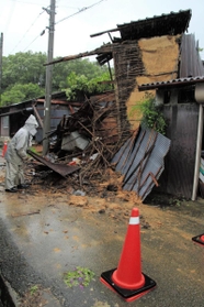 大雨の中、三田市では民家の蔵が倒壊した＝５日午後、三田市東本庄