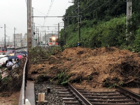 流出した土砂が線路を覆った山陽電鉄本線＝６日午後、神戸市垂水区（撮影・中西大二）