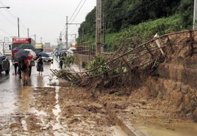 土砂が線路を越えて流入した国道２号＝６日午後、神戸市垂水区（撮影・中西大二）