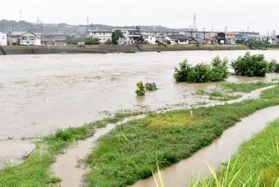 増水した美囊川＝三木市末広