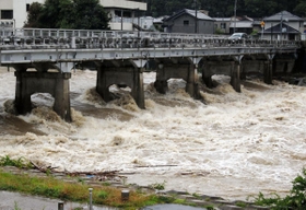 城山橋周辺で激しく水しぶきを上げる美嚢川＝５日午後１時５６分、三木市末広１