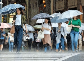 激しい雨の中を歩く人たち＝５日午前、神戸市中央区元町通１（撮影・後藤亮平）