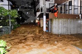 土砂が流入した深夜の住宅街で、消防隊員が住民の安全を確認して回った＝７月７日午前０時５分、神戸市灘区篠原台