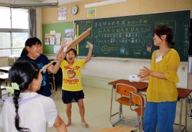 薗小学校に開設された「まなびのひろば」で遊ぶ児童＝岡山県倉敷市真備町市場