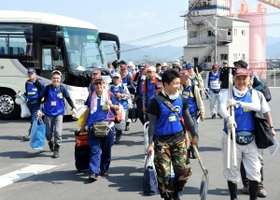 バスで被災地支援に入った兵庫県からのボランティア＝７月１４日、岡山県総社市（撮影・金　旻革）