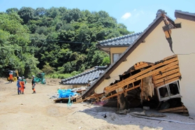 １階部分がほとんど土に埋まった倒壊家屋＝２日午後、広島県坂町小屋浦