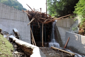 格子状の鋼管が大量の流木と土砂をせき止めた透過型砂防ダム＝７月１４日、宍粟市波賀町小野