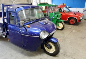 昔懐かしのオート三輪などの車両も水没した＝姫路市兼田
