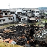 西日本豪雨で川境のアルミ工場が爆発し、爆風で屋根瓦が軒並み落ちた住宅＝１１日午後２時５０分、岡山県総社市下原