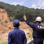 被災地を視察する井戸知事ら＝宍粟市内（兵庫県提供）